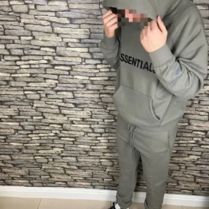 https://essentialhoods.online/fear-of-god-essentials-tracksuit-gray/